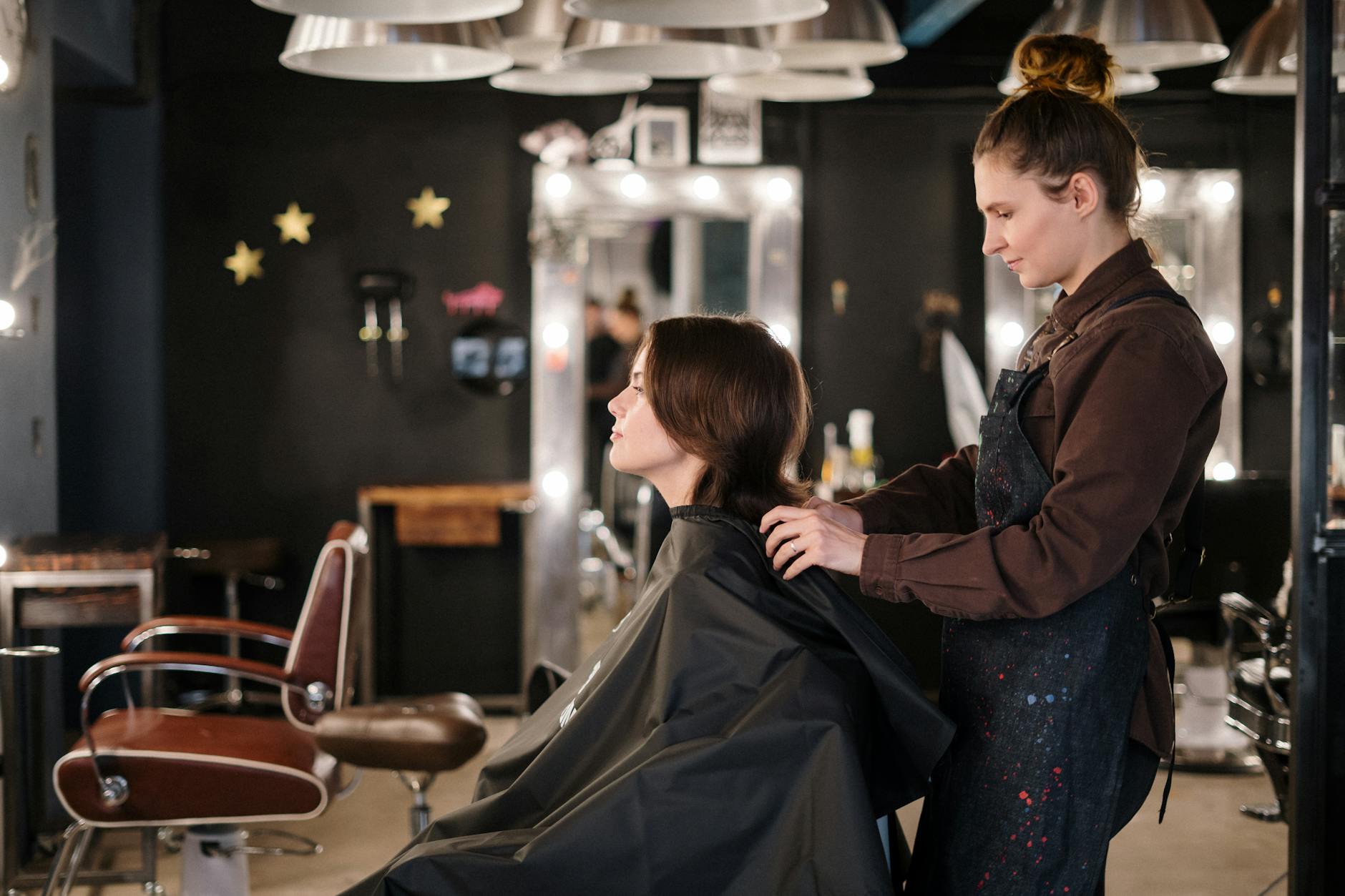 Professionelles Styling im Friseursalon Haarscharf Linz